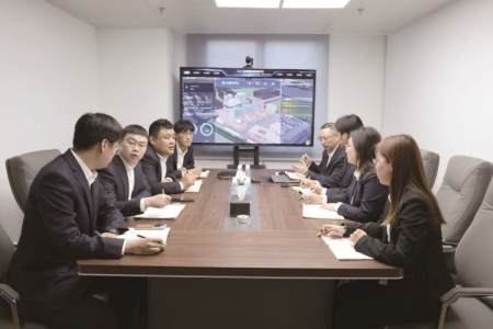 <br>          ■吴彬（左三）在与团队成员研讨最优解决方案<br><br>        