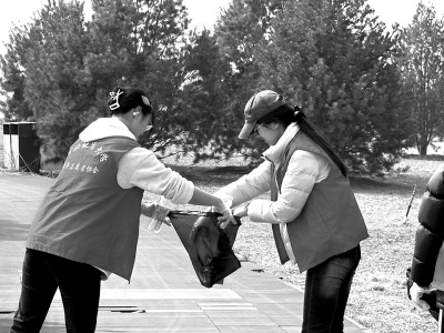 <br>          ■志愿者清理垃圾并进行分类<br><br>        