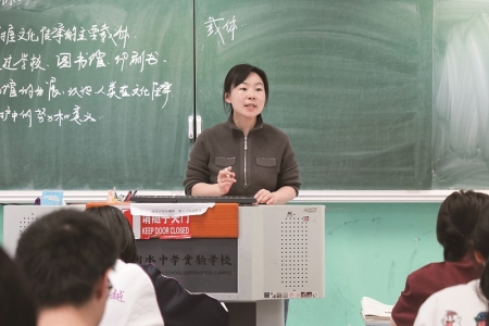 <br>          ■李军燕在为学生上课<br><br>        