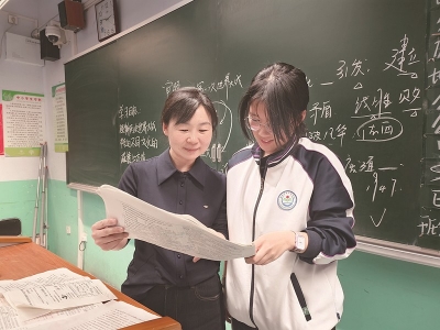 <br>          ■李军燕（左）在对学生进行辅导<br><br>        