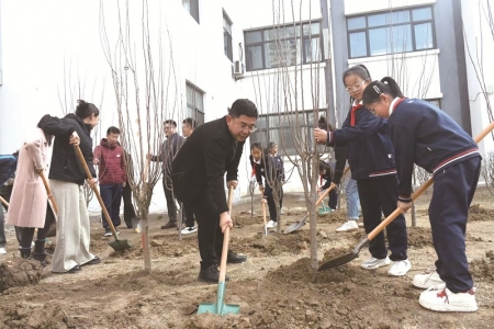 <br>          ■沧州渤海新区第三小学教师与学生共植树■供图/沧州渤海新区第三小学<br><br>        