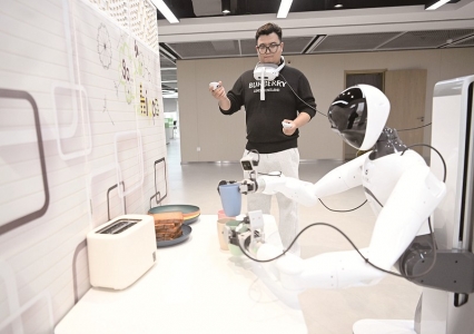 <br>          ■3月17日，在中国雄安集团数字城市科技有限公司具身智能训练场，工作人员对机器人进行具身智能训练<br><br>        