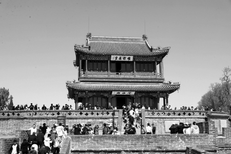 <br>          ■游客在秦皇岛市山海关老龙头景区游玩 ■供图/新华社<br><br>        