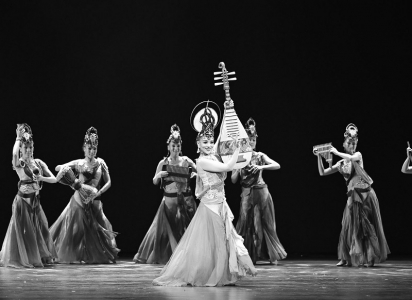 <br>          ■2月28日晚，大型乐舞诗《杏花之约·丝路龟兹》在北京展览馆剧场演出■供图/新华社<br><br>        