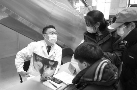 <br>          ■专家为前来咨询的市民答疑<br><br>        