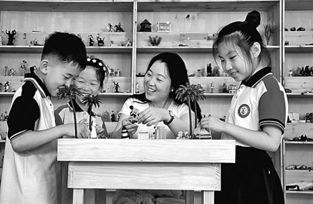 <br>          ■山东省高密市恒涛实验小学，孩子们在玩沙盘游戏■摄/李海涛<br><br>        