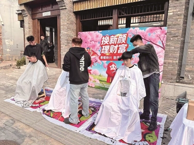 <br>          ■活动现场设置3个专业理发工位<br><br>        