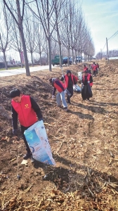 <br>          ■青年们开展集中清理行动 ■供图/程永健<br><br>        