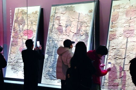 <br>          ■来自邯郸磁县湾漳大墓的北朝壁画，吸引了众多观众驻足观赏<br><br>        