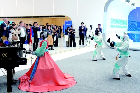 <br>          ■3月25日，在中关村国际创新中心，机器人在演奏乐器、表演舞蹈<br><br>        