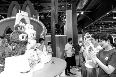 <br>          ■2025年9月12日，在2025服贸会泡泡玛特展位，参观者拍摄LABUBU玩偶<br><br>        