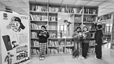 <br>          ■石家庄市柏林庄学校开展雷锋读物阅读活动，学生们在认真阅读《雷锋日记》<br><br>        