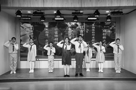 <br>          ■石家庄市雷锋小学学生进行情景剧表演，诠释新时代雷锋精神<br><br>        