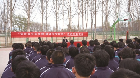 <br>          ■检察院宣讲员在为学生讲解案例<br><br>        