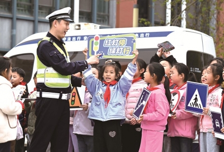 <br>          ■3月30日，石家庄市柏林庄学校开展安全教育主题活动。图为交警为小学生讲解交通安全知识<br><br>        