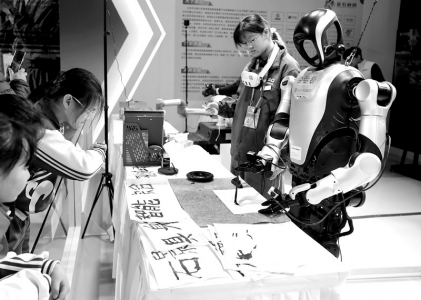 <br>          ■3月27日，在2026北京国际科幻与未来产业博览会现场，一款机器人在展示书写毛笔字<br><br>        