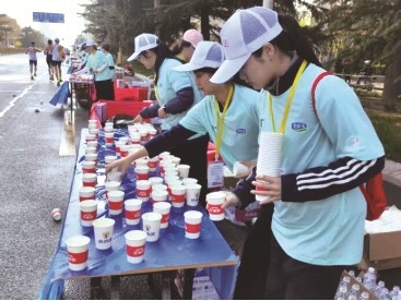 <br>          ■青年志愿者们为参赛选手提供细致周到的服务■供图/共青团石家庄市委<br><br>        