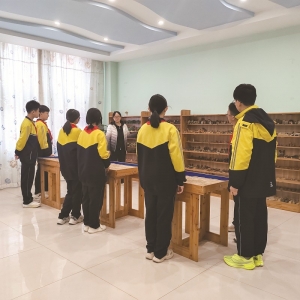 <br>          ■邢台市思源中学老师为学生们进行沙盘讲解<br><br>        