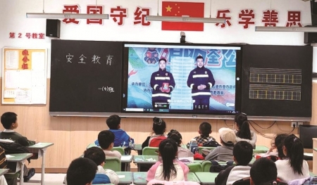 <br>          ■学生们在观看消防安全公开课<br><br>        