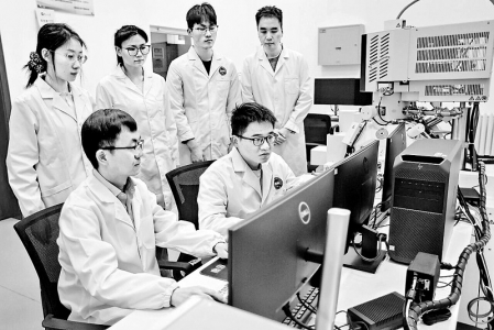 <br> ■3月12日,燕山大学材料科学与工程学院青年教师张俊松(前排左一)带领学生做实验<br><br>