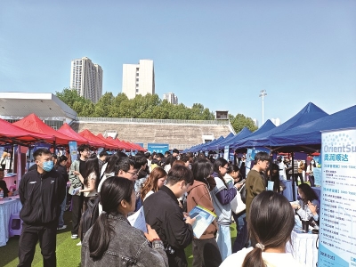 <br> ■2026年河北省毕业生就业市场河北大学专场招聘会,吸引了众多毕业生参会求职<br><br>