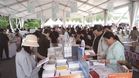 <br>          ■读者在书市上选购心仪的图书 ■摄/本报记者杜康<br><br>        