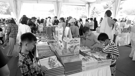 <br>          ■读者在书市上选购图书 ■摄/本报记者杜康<br><br>        