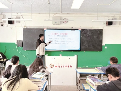 <br>          ■杨敬贤在授课<br><br>        