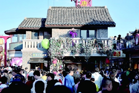 <br>          ■“五一”假期，游客在唐山市丰南区河头老街景区尽享出游时光<br><br>        