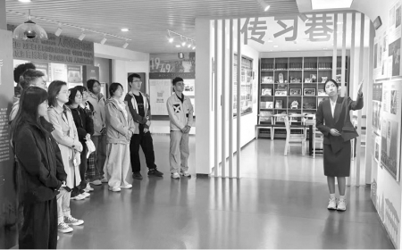 <br>          ■全体党员参观党员组织生活馆 ■图片来源/燕山大学<br><br>        