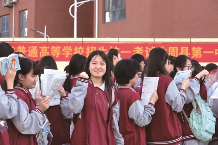 <br>          ■在邯郸市曲周县第一中学考点外，考生信心满满排队入场 ■供图/白丽英<br><br>        