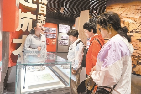 <br>          ■6月4日，在邢台市信都区前南峪村的中国人民抗日军政大学陈列馆，讲解员（左一）正在给游客讲述革命文物背后的故事<br><br>        