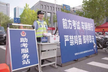 <br>          ■考点外设置的便民服务岗可以随时为考生提供服务<br><br>        