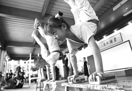 <br>          ■6月6日，小学员在吴桥县张硕杂技小院练习基本功<br><br>        