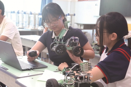 <br>          ■机器人工程任务挑战赛现场，学生们在调试机器<br><br>        