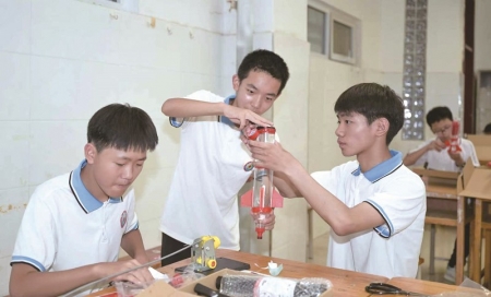 <br>          ■比赛现场，学生们通力合作，一起组装水火箭<br><br>        