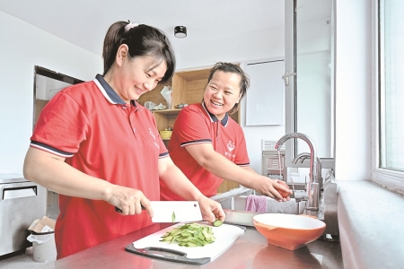 <br>          ■“河北福嫂”在位于北京的一处福嫂之家准备午饭 ■摄/河北日报记者张昊<br><br>        