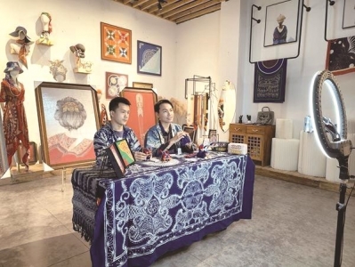 <br>          ■龙宇（右）在直播推介苗绣<br><br>        