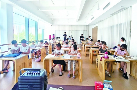 <br>          ■定州市鹏洲凤凰城社区依托小区党群服务中心开设的爱心托管班<br><br>        
