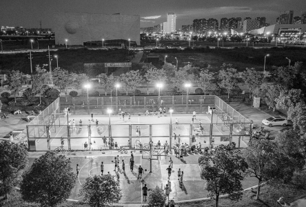 <br>          ■7月26日，市民在淮安市森林公园灯光篮球场上打篮球（无人机照片）<br><br>        