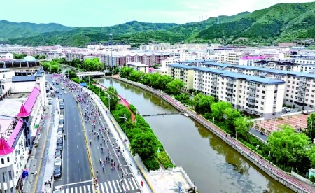<br>          ■今年的崇礼168超级越野赛吸引了26个国家和地区的选手参加。图为选手在比赛中 ■供图/新华社<br><br>        