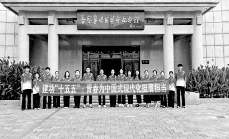<br> ■实践队员在晋察冀边区革命纪念馆合影<br><br>