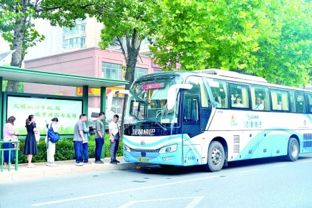 <br>          ■8月7日，在廊坊主城区活动中心站点，乘客排队登上驶向北京的通勤定制快巴 ■摄/河北日报记者王伟<br><br>        