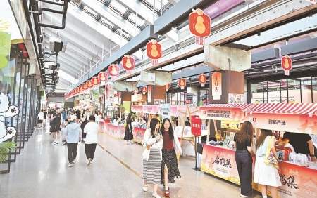 <br>          ■8月8日，市民在石家庄织音1953文化艺术园区游玩<br><br>        