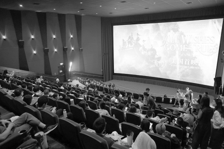 <br>          ■观众在洛杉矶一家影院参加《八仙！》北美首映礼<br><br>        