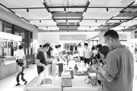 <br> ■市民在四川省成都市ROBO+智能机器人旗舰店里体验产品<br><br>