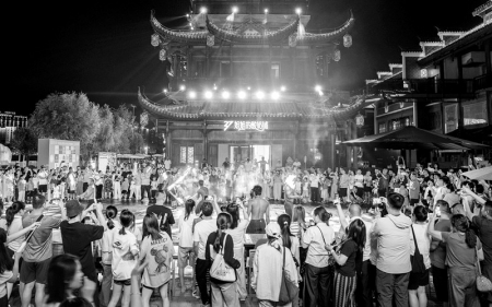 <br>          ■8月14日，游客在张家界市永定区大庸古城观看演出 ■供图/新华社<br><br>        