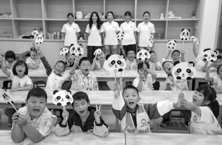 <br> ■8月14日,参加托管班的孩子在云南省昭通市青少年活动中心展示制作的熊猫扇子 ■供图/新华社<br><br>