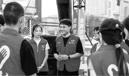 <br>          ■青年志愿者在进行赛前准备工作<br><br>        