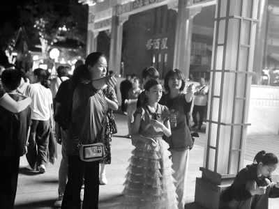 <br>          ■志愿者为游客提供信息咨询服务<br><br>        